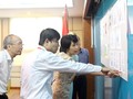 Thành viên Hội đồng duyệt mẫu tem bưu chính "Chào mừng Năm APEC Việt Nam 2017" say mê thảo luận để lựa chọn ra mẫu tem phù hợp với chủ đề và nội dung của Năm APEC Việt Nam 2017. Ảnh: Thảo Anh