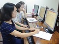 Cán bộ Cục Thuế kiểm tra hồ sơ hoàn thuế điện tử của các đơn vị trên hệ thống máy vi tính. Ảnh: Báo Tuyên Quang
