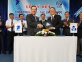 Tổng Giám đốc Tập đoàn Phạm Đức Long (bên trái) và GS.TS. Vũ Đình Thành  Hiệu trưởng Trường Đại học Bách khoa Tp HCM ký kết thỏa thuận hợp tác toàn diện giữa hai bên. Ảnh: T.Q