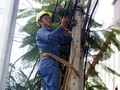 Nhân viên VNPT VinaPhone kiểm tra thiết bị nhằm đảm bảo liên lạc thông suốt. Ảnh: M.H.