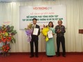 GS.TSKH Nguyễn Văn Liên (ngoài cùng bên phải), nguyên Thứ trưởng thường trực Bộ Xây dựng, Chủ tịch Hiệp hội Môi trường, Đô thị và Khu công nghiệp Việt Nam trao Quyết định bổ nhiệm Phó tổng biên tập Tạp chí Điện tử Môi trường và Đô thị Việt Nam cho Nhà văn