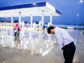 Ông Hiroaki Honjo, tổng giám đốc Công ty TNHH xăng dầu Idemitsu Q8, cúi chào khách mỗi khi khách đến đổ xăng và ra về - Ảnh: TRẦN CÔNG ĐẠT