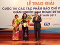 Phó Thủ tướng Vương Đình Huệ trao giải A cho nhóm tác giả đoạt giải. Ảnh: Anh Quang