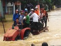 Tại Thanh Hóa, người dân dùng xe công nông để vận chuyển người và phương tiện qua đoạn ngập. Ảnh: L.H/ VnE