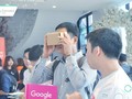 Người tham dự hào hứng trải nghiệm Google Cardboard tại sự kiện Google I/O Extended 2017 do GDG Hanoi tổ chức vào tháng 7 vừa qua. Ảnh: Xuân Lan