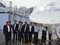 Bộ trưởng Bộ TT&TT Trương Minh Tuấn kiểm tra hệ thống thông tin vệ tinh của VNPT lắp đặt tại Trung tâm báo chí quốc tế APEC (Nguồn ảnh: VNPT)