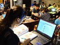 Theo Bộ Thông tin và Truyền thông, với tỷ lệ người dùng internet đạt 53% trên tổng số dân, Việt Nam đứng vị trí thứ 16 trong tốp 20 quốc gia có số người sử dụng Internet nhiều nhất tại châu Á. Ảnh minh hoạ: VIA
