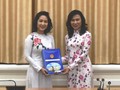 Phó Chủ tịch UBND TP Nguyễn Thị Thu (phải) trao quyết định Phó Giám đốc Sở Văn hóa và Thể thao TP HCM cho bà Nguyễn Thị Thanh Thúy. Ảnh: Sở VH-TT TP.HCM.