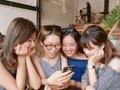 Để giảm chi phí gọi điện/SMS truyền thống, người dùng thường tận dụng tối đa các ứng dụng OTT như: Viber, Facebook Messenger, Zalo, Whatsapp… Ảnh: Mai Hồng