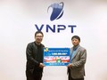 Phó Tổng Giám đốc VNPT Lương Mạnh Hoàng công bố số tiền tặng thưởng 1 tỷ đồng dành cho đội tuyển U23 Việt Nam trước sự chứng kiến của đại diện báo Dân trí.