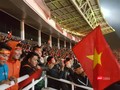 SVĐ Mỹ Đình kín chỗ từ rất sớm với một màu đỏ rực của lá Quốc kỳ.