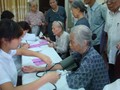 Khám chữa bệnh cho người dân. Ảnh: TTXVN