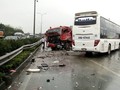 Sau cú đâm trực diện giữa xe cứu hỏa và xe khách trên cao tốc Pháp Vân - Cầu Giẽ đã khiến 9 người bị thương.
