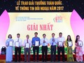 Phó Thủ tướng Phạm Bình Minh và Trưởng Ban Tuyên giáo TW Võ Văn Thưởng trao Giải Nhất cho các tác giả, nhóm tác giả.