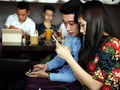 Có thể dễ dàng bắt gặp những hình ảnh người trẻ dùng smartphone để lướt web hay mạng xã hội, tán gẫu và tìm kiếm thông tin tại các quán cà phê.