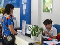 Nhiều chủ thuê bao, đặc biệt là người có tuổi, tốn rất nhiều thời gian ở điểm giao dịch để chờ chụp ảnh chân dung, hoàn thiện thông tin thuê bao.