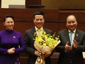 Thủ tướng Nguyễn Xuân Phúc và Chủ tịch Quốc hội Nguyễn Thị Kim Ngân chúc mừng tân Bộ trưởng Thông tin và Truyền Thông Nguyễn Mạnh Hùng.