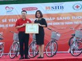 SHB, Dai-ichi Life Việt Nam và Hội Chữ thập đỏ Việt Nam đã tặng 330 chiếc xe đạp cho các em học sinh nghèo vượt khó, đạt thành tích cao.