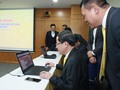Ông Phạm Anh Tuấn, Chủ tịch HĐTV VnPost trải nghiệm mua sắm, đặt hàng trên sàn PostMart.