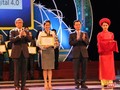 Bộ trưởng Bộ Thông tin và Truyền thông Nguyễn Mạnh Hùng và Giáo sư Viện sĩ Đặng Vũ Minh - Chủ tịch Liên hiệp các hội KHKT Việt Nam trao giải thưởng cho các đơn vị có ứng dụng công nghệ số xuất sắc tại Lễ trao Giải thưởng Công nghệ số Việt Nam 2018.