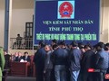 Bị cáo Nguyễn Thanh Hóa đứng hàng trên trong nhóm các bị cáo nghe tòa tuyên án trong phiên tòa sơ thẩm.