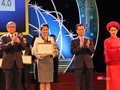 Bộ trưởng Bộ Thông tin và Truyền thông Nguyễn Mạnh Hùng và Giáo sư Viện sĩ Đặng Vũ Minh - Chủ tịch Liên hiệp các hội KHKT Việt Nam trao giải thưởng cho các đơn vị có ứng dụng công nghệ số xuất sắc tại Lễ trao Giải thưởng Công nghệ số Việt Nam 2018.