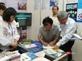Đông đảo người dân đến tìm hiểu về thiết bị, dịch vụ y tế, chăm sóc sức khỏe tại triển lãm sáng nay (8/5).