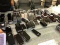 Lô hàng 418 điện thoại di động hiệu Iphone, Samsung và LG đã qua sử dụng bị thu giữ. Ảnh: Hải quan Tân Sơn Nhất