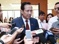 Bộ trưởng Đào Ngọc Dung trả lời báo chí bên hành lang Quốc hội.