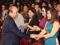 Thủ tướng chúc mừng các nghệ sĩ đã có những cống hiến xuất sắc cho sự nghiệp phát triển văn hóa, nghệ thuật dân tộc.