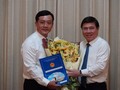 Chủ tịch UBND TPHCM Nguyễn Thành Phong (phải) trao quyết định bổ nhiệm ông Hà Phước Thắng