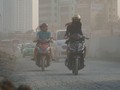Trước tình hình ô nhiễm không khí ở mức cao trong nhiều ngày nay, Hà Nội đã ra khuyến cáo người dân hạn chế ra đường.