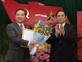Ông Phạm Minh Chính trao quyết định và chúc mừng ông Nguyễn Khắc Định.