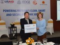 Phó Giám đốc toàn cầu USAID Bonnie Glick  trao tặng Bộ Công Thương phần mềm PLEXOS mô phỏng hoạt động vận hành của các nhà máy điện và phần cứng đi kèm.