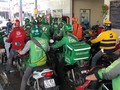 Nhiều tài xế công nghệ tranh thủ đổ xăng bằng ví MoMo để được giảm giá.