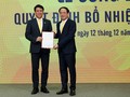 Thứ trưởng Phạm Anh Tuấn (phải) trao quyết định bổ nhiệm Thành viên Hội đồng Thành viên Tổng công ty Bưu điện Việt Nam cho ông Phan Thảo Nguyên.