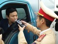 Đội tuần tra kiểm sát số 2 (Cục CSGT) kiểm tra nồng độ cồn của các lái xe đi vào cao tốc Hà Nội – Hải Phòng – Quảng Ninh. Ảnh: Hiệp Bình.