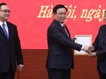 Thường trực Ban Bí thư Trần Quốc Vượng trao Quyết định của Bộ Chính trị phân công Phó Thủ tướng Vương Đình Huệ làm Bí thư Thành ủy Hà Nội nhiệm kỳ 2015-2020. Ảnh: chinhphu.vn