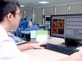 Cán bộ, y bác sĩ ngành y tế sử dụngcông nghệ hiện đại phục vụ cho việc khám chữa bệnh, tiết kiệm thời gian trong việc đưa ra chuẩn đoán và điều trị cho bệnh nhân. Ảnh: Viettel