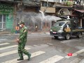 Phun khử trùng trên phố Trúc Bạch, sau khi phát hiện ca nhiễm COVID-19 sinh sống tại đây. Ảnh: Bình An