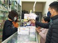 Người dân mua khẩu trang tại hiệu thuốc. Ảnh: Lê Mai 
