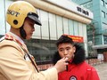 Lực lượng CSGT kiểm tra xử lý người tham gia giao thông vi phạm nồng độ cồn. Ảnh minh họa: Hiệp Bình
