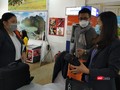 Mọi người dân bắt buộc đeo khẩu trang khi đến chỗ đông người. Ảnh: Anh Lê.