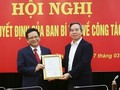 Ông Nguyễn Văn Bình - Ủy viên Bộ Chính trị, Bí thư Trung ương Đảng, Trưởng Ban Kinh tế Trung ương - trao Quyết định bổ nhiệm cho ông Nguyễn Đức Hiển. Ảnh: Ban Kinh tế Trung ương.
