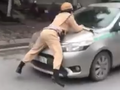 Hình ảnh Trung úy CSGT bị hất tung lên nắp capô taxi vào chiều nay. Ảnh chụp màn hình video: Anh Lê