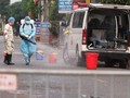 Lực lượng chức năng phun khử khuẩn phía trước ngôi nhà bệnh nhân 243. Ảnh: CDC Hà Nội.