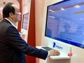Bộ trưởng, Chủ nhiệm VPCP Mai Tiến Dũng trải nghiệm Cổng DVCQG. Ảnh: VNPT cung cấp.