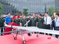 Đại diện Bộ Quốc phòng tham quan khu trưng bày triển lãm sản phẩm, ứng dụng của Viettel.
