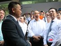 Bộ trưởng Bộ Thông tin và Truyền thông Nguyễn Mạnh Hùng và lãnh đạo các doanh nghiệp trao đổi bên lề Hội nghị về công cuộc chuyển đổi số quốc gia. Ảnh: Minh Sơn.