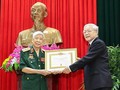 Tổng Bí thư, Chủ tịch nước Nguyễn Phú Trọng trao Huy hiệu 70 năm tuổi Đảng cho nguyên Tổng Bí thư Lê Khả Phiêu (ngày 25/8/2019)..
